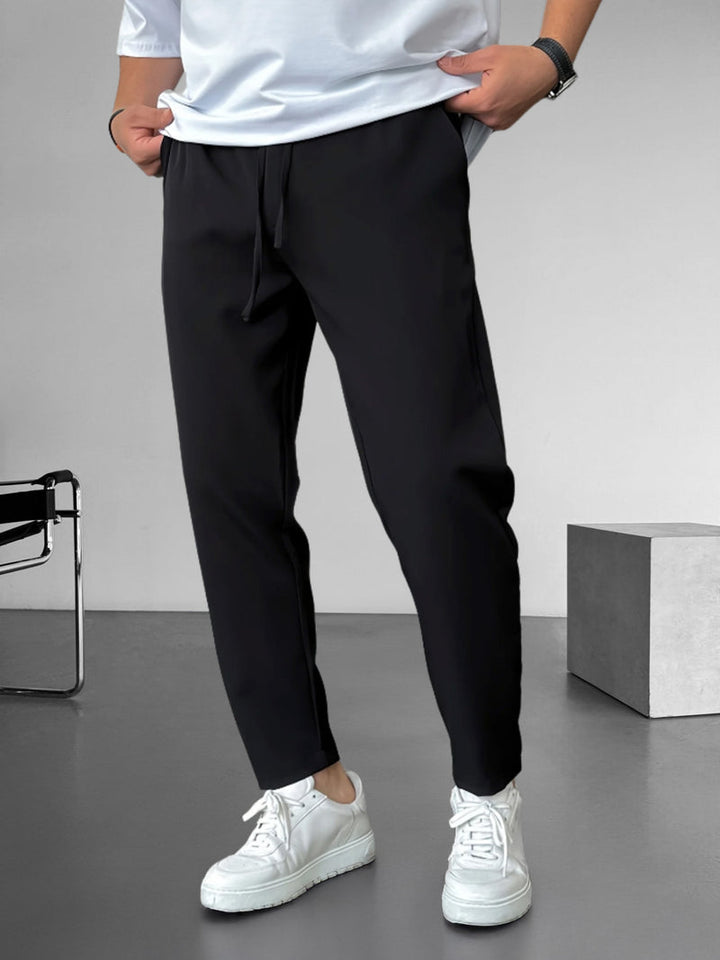 Elegante, schmal zulaufende Hose mit Kordelzug