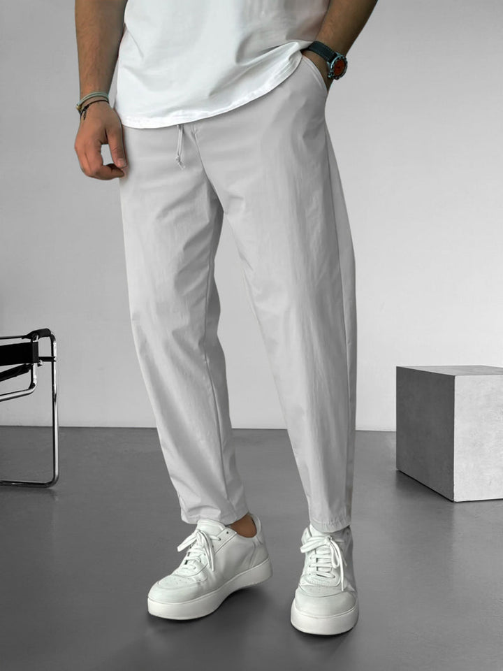 Elegante, schmal zulaufende Hose mit Kordelzug