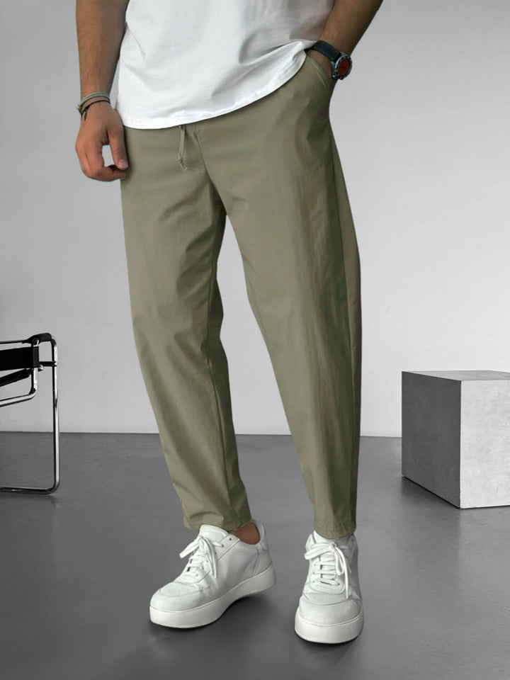 Elegante, schmal zulaufende Hose mit Kordelzug