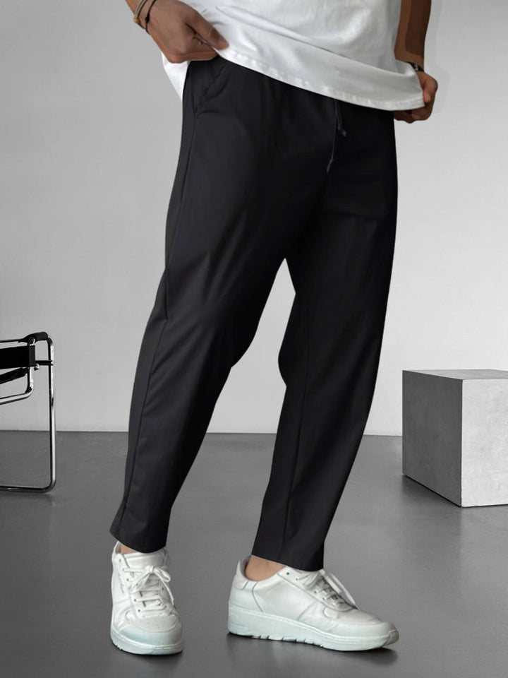 Elegante, schmal zulaufende Hose mit Kordelzug
