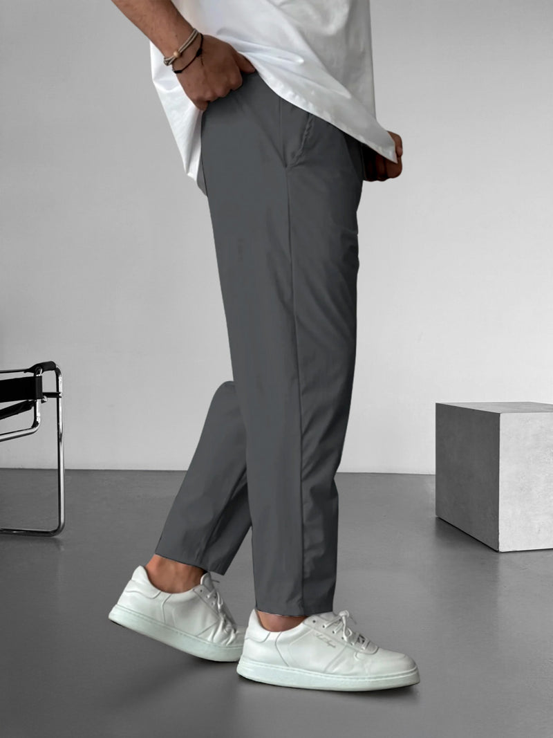 Elegante, schmal zulaufende Hose mit Kordelzug