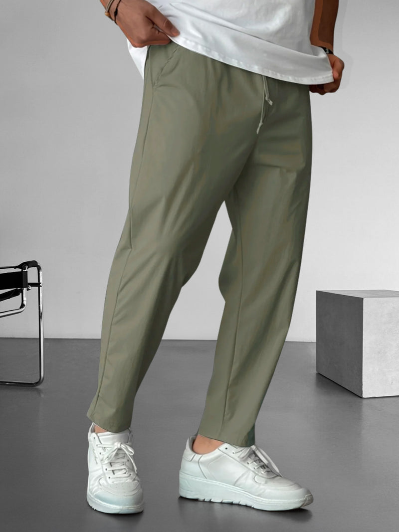 Elegante, schmal zulaufende Hose mit Kordelzug