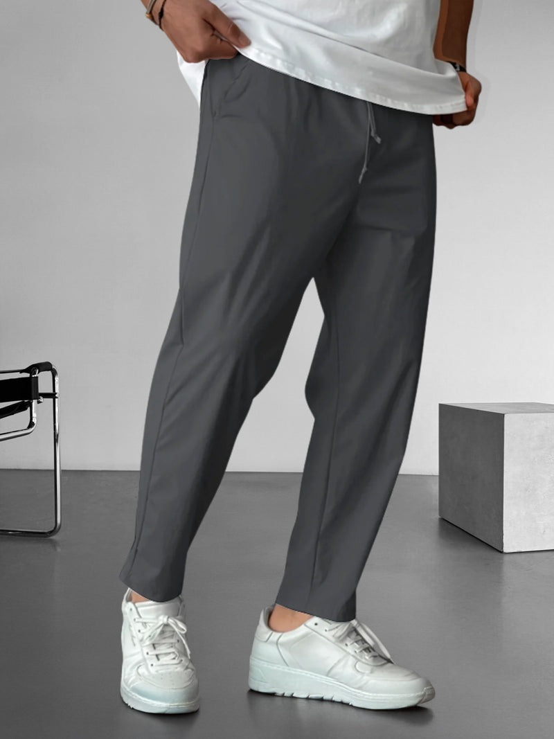 Elegante, schmal zulaufende Hose mit Kordelzug