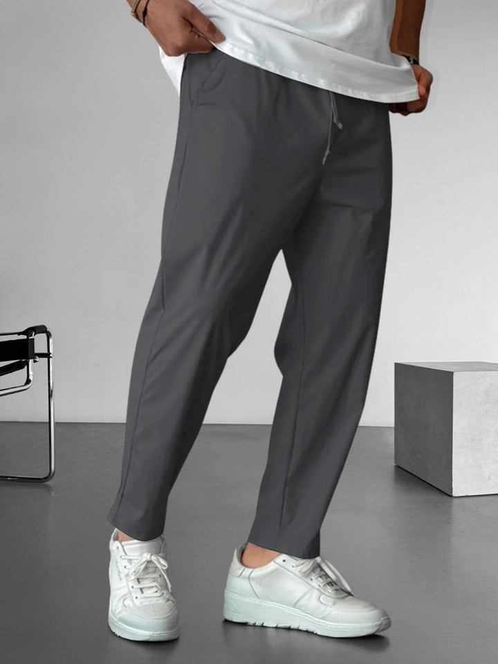 Elegante, schmal zulaufende Hose mit Kordelzug