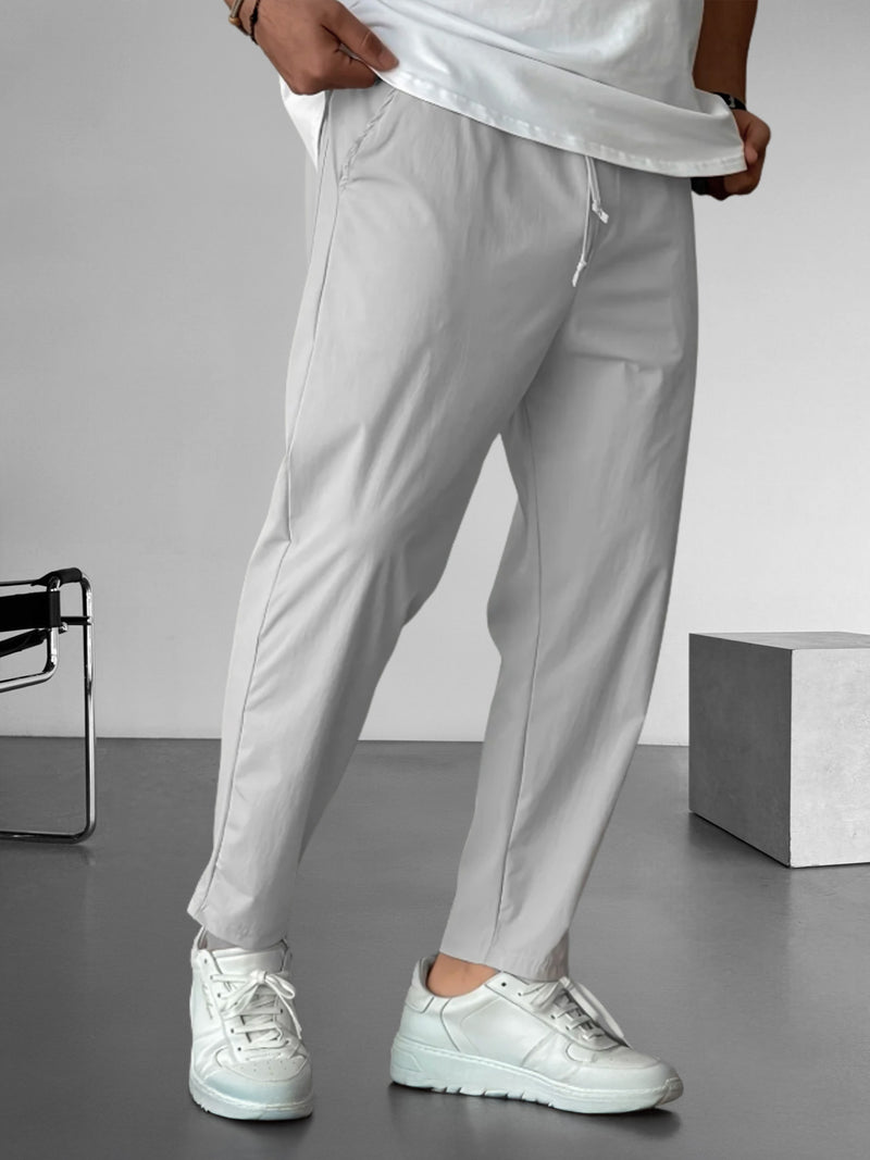 Elegante, schmal zulaufende Hose mit Kordelzug