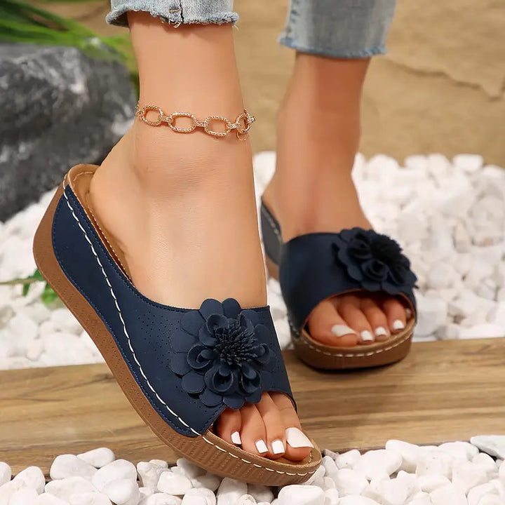 Indy™ Wedge Sandalen für Frauen - Slip-On Komfort & Florale Eleganz