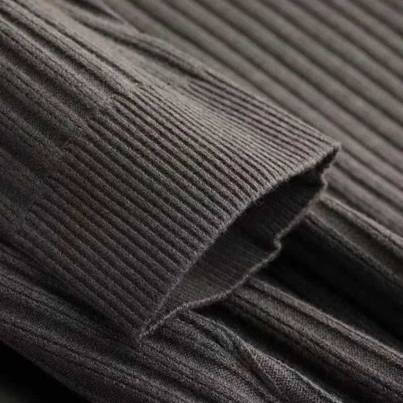 Eleganter gestreifter Pullover mit Reißverschluss